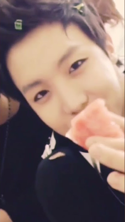 tae wants to eat watermelon but.......🤣🤣🤣🥲💜