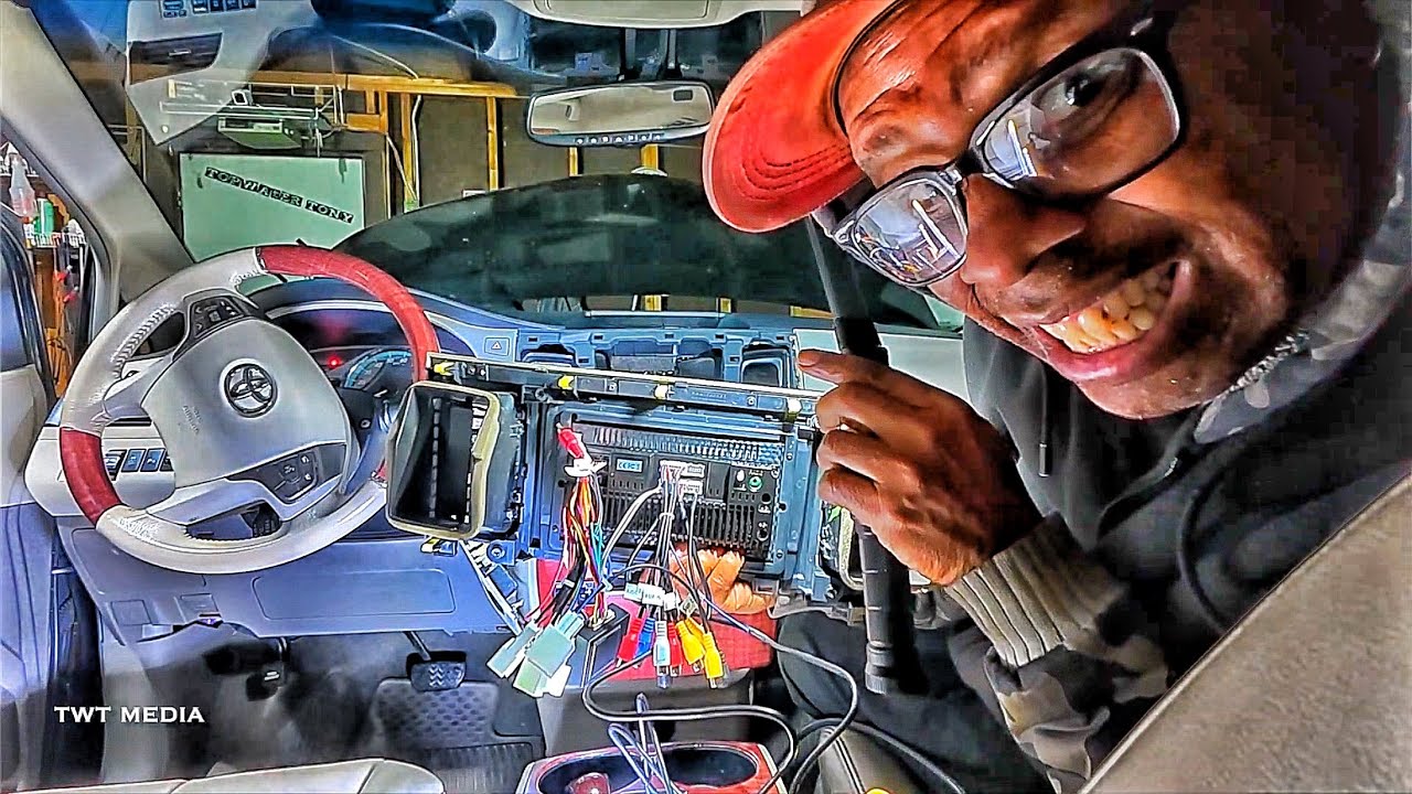 How to Toyota Sienna aftermarket ￼Stereo Install pt1