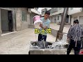 全家啃土鸡，麻辣味中笑声传，家的温馨，乐在其中