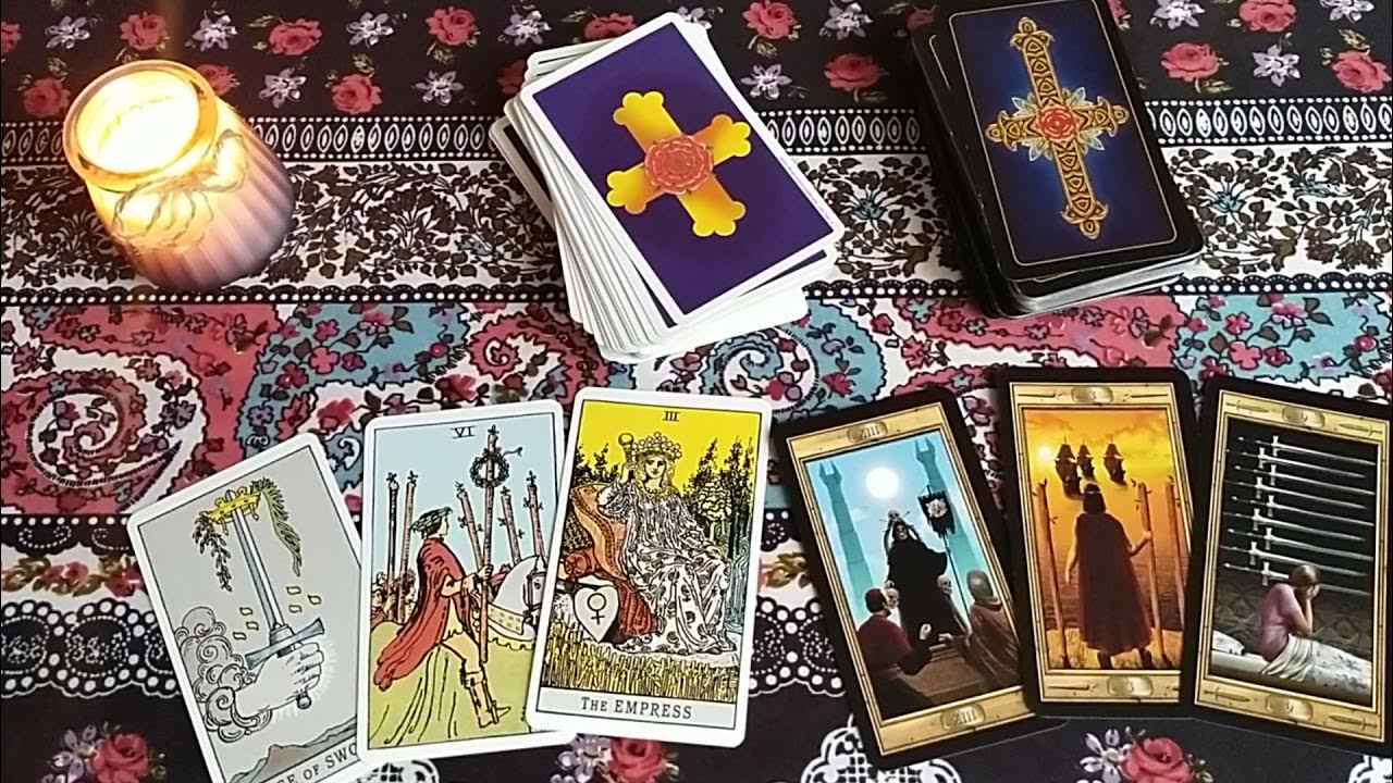 расклад на гадальных картах на будущее. можно гадать на картах таро в рождество. годовой расклад таро. гадаю на таро. карты таро ведьмино счастье.