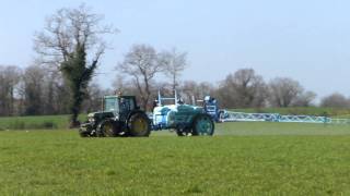 traitement de céréales avec john deere 6310 avec pulvérisateur berthoud