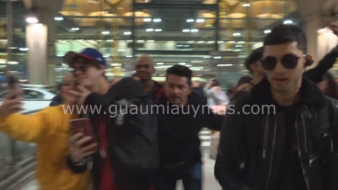 CNCO RECIBIDOS POR SUS FANS EN SU LLEGADA A ESPAÑA