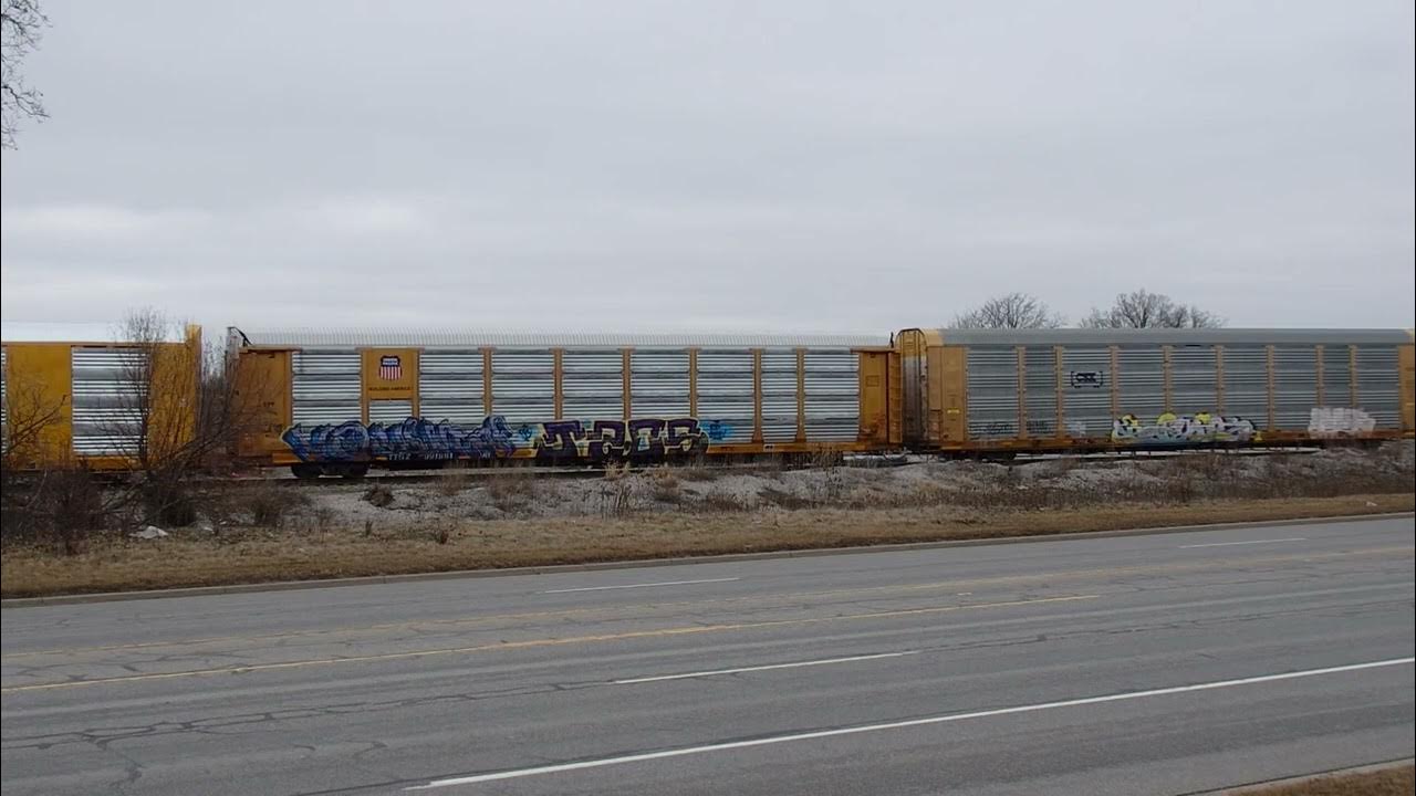 1/8/23 cn 8940 moving empty autoracks flint michigan yard YouTube