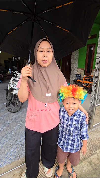 Fajar mamah is using an umbrella where are you going #trendingshorts