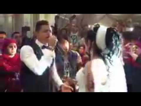 حسن شاكوش يغني لعروسته يوم فرحه - YouTube