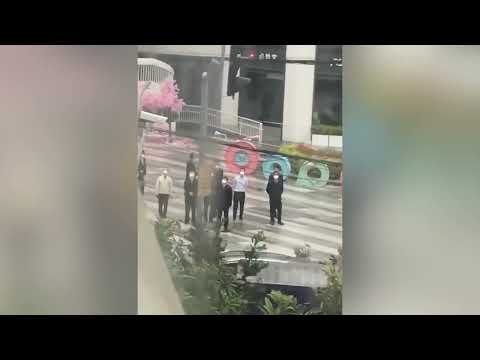 In Shanghai, the leader inspected the sealed-off area and the man stood up and shouted for supplies.
