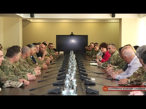 თავდაცვის მინისტრი დაშავებულ სამხედრო მოსამსახურეებს შეხვდა