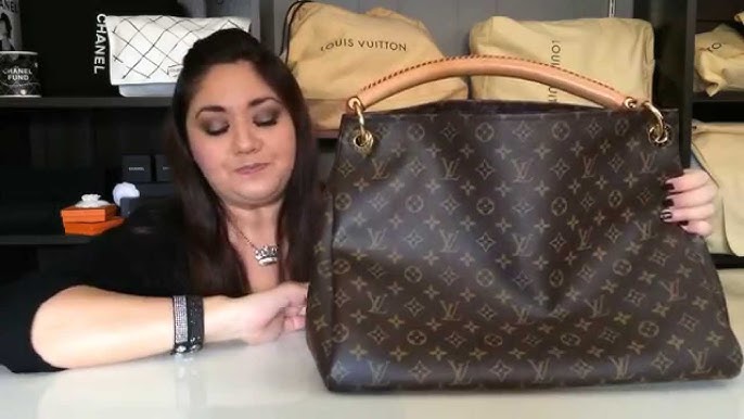 What's in my bag  Louis Vuitton Artsy MM 