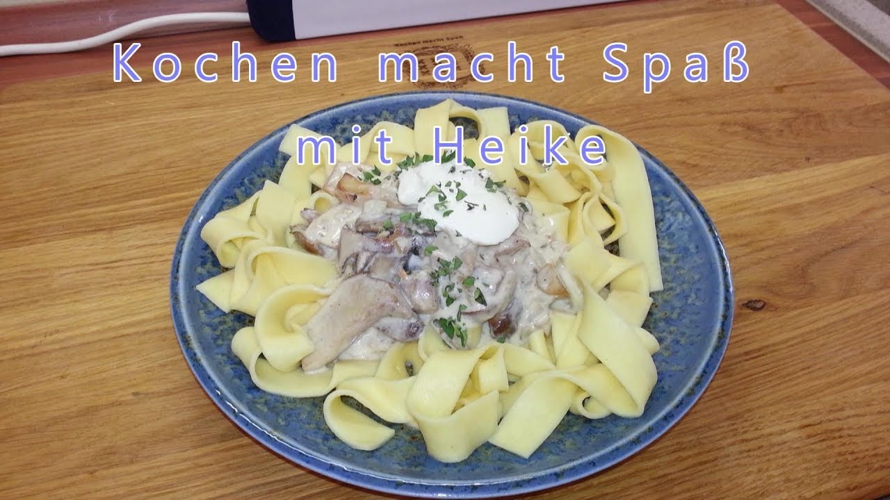 Bandnudeln mit Pilzragout. Tagliatelle with mushroom ragout and fresh ... Bandnudeln mit Pilzragout. Tagliatelle with mushroom ragout and fresh ...