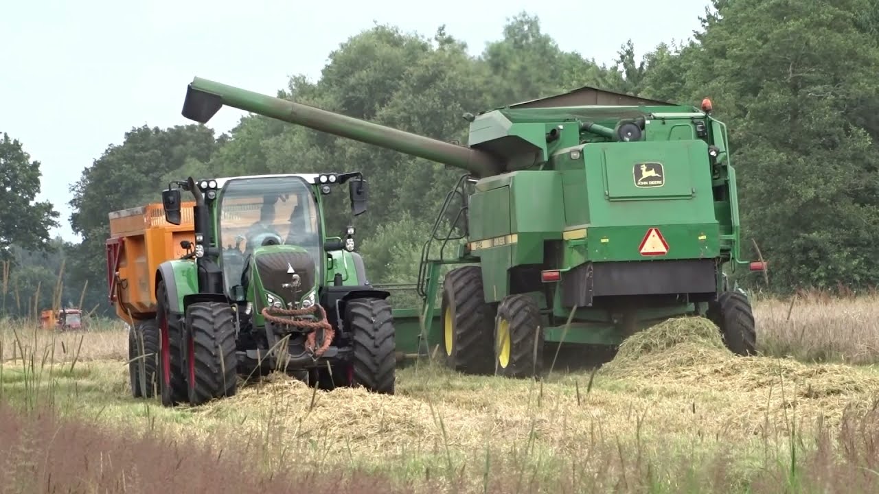Gerst dorsen met John Deere 2054