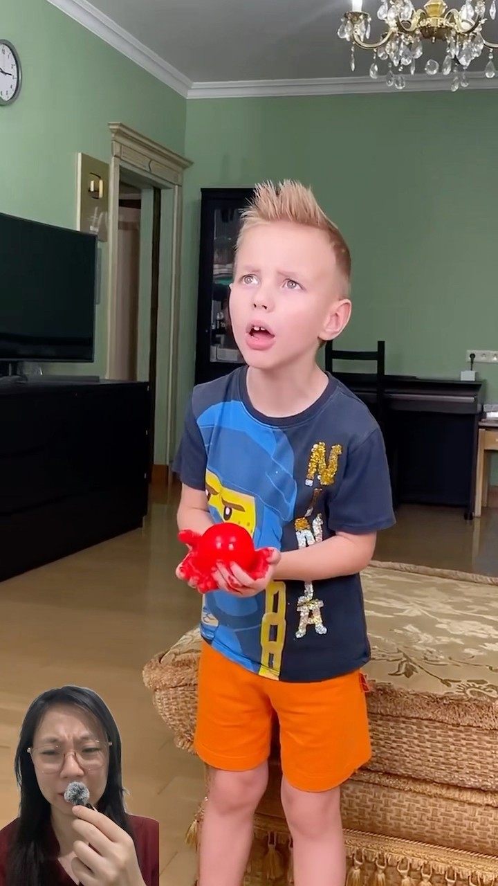 PRANK BOLA DI CAT MERAH LUNTUR KE TANGAN MAMA\u0026ADEK #shorts