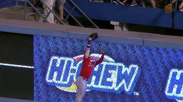 LAA@LAD: Calhoun leaps at the wall to rob Pederson