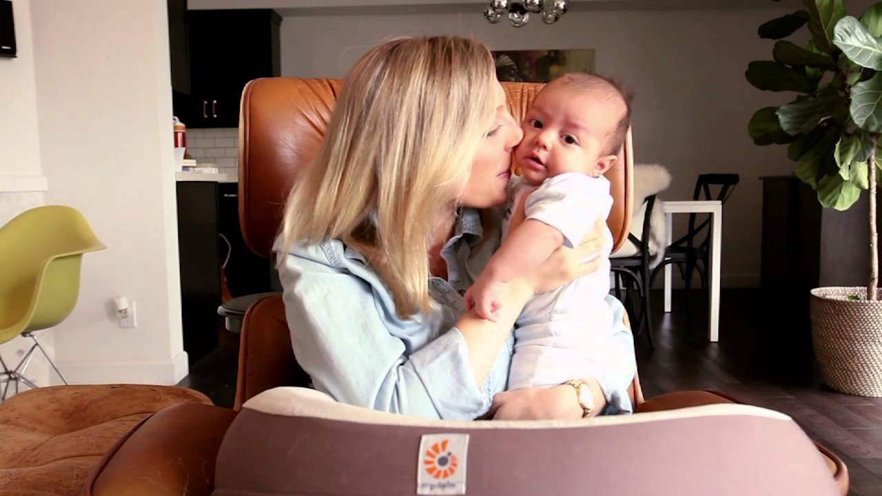 Coussin d'Allaitement Ergobaby | Michelle et le petit George (version longue)