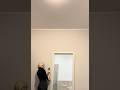Frau bereitet die Wand zum Streichen vor#bauarbeiten