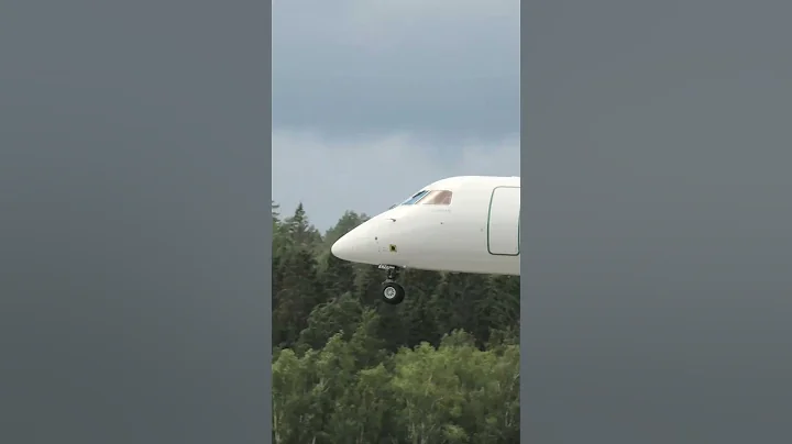 Turboprops are AWESOME! 😍 Dash 8 Q400 landing ✈ #airplane #aviation #flight #landing #shorts