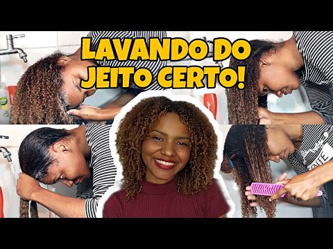 Vídeo: Como lavar cabelos crespos (com fotos)