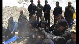 Lama chants prayers for Everest trekkers screenshot 4