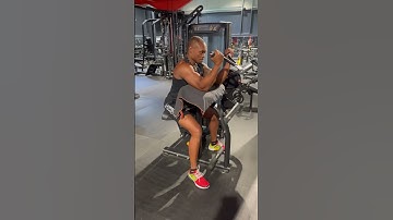 Biceps curl Larry Scott machine