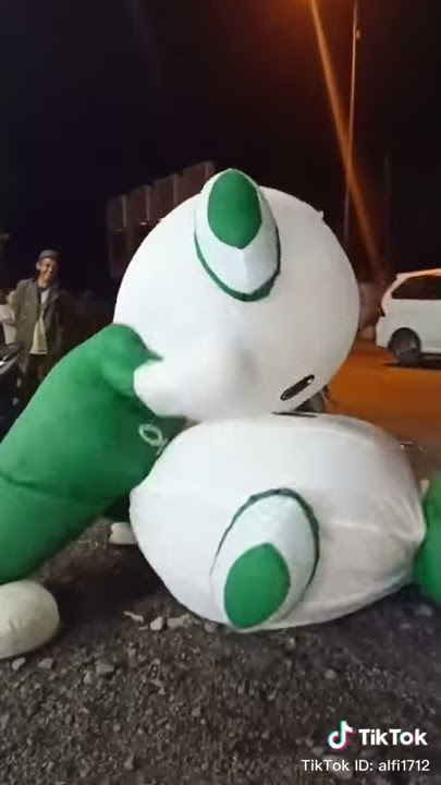 Hahah ini boneka apa makhluk kocak mukul mukul teman sendiri😆😆😆😆