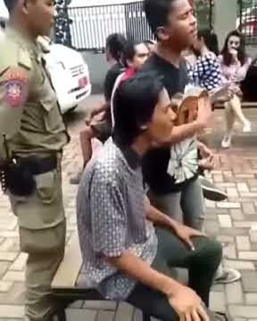 Pengamen suara emas bernyanyi arab