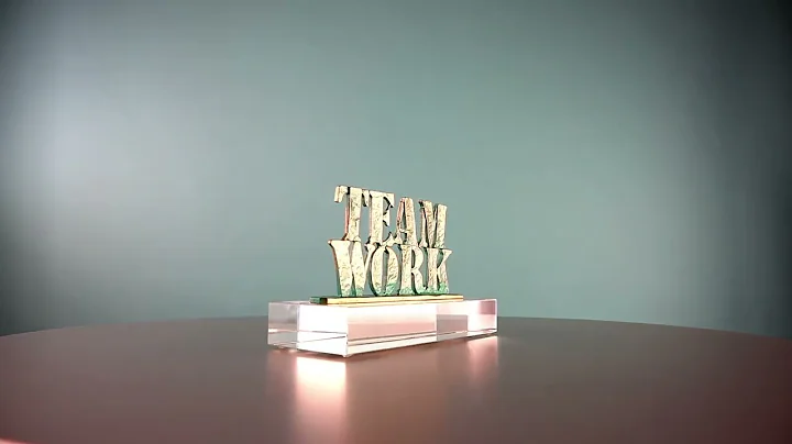 Pokal mit Teamwork Metallskulptur auf Kristallsock...