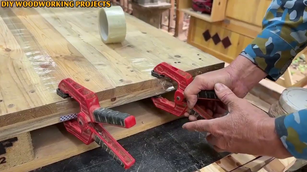 Unique Efficient Recycled Wood Project // Utility 2 in 1 Coffee Table And Chess Board