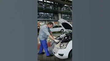 На заводе АвтоВАЗа выпустили первые Лады-голодранцы, из машин убрали почти всё - из-за санкций.