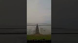 Felix ist hypnotisiert vom Ausblick bei der Bahnfahrt auf dem Hindenburgdamm von Sylt aufs Festland
