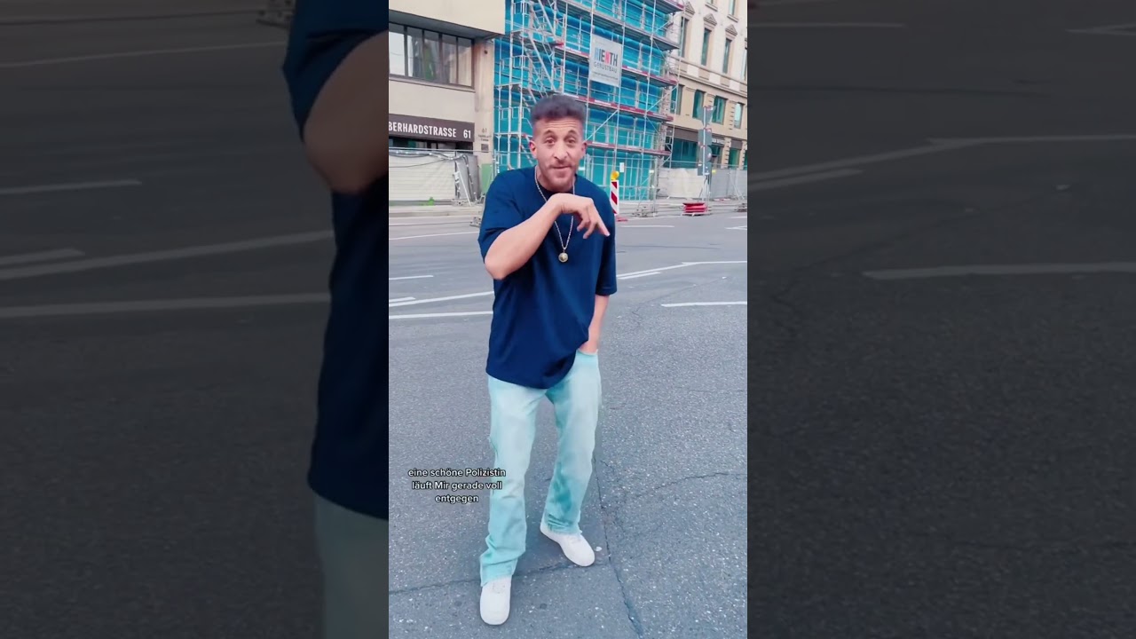 Kennt Jemand die schöne Polizistin? 