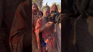 АНГОЛА 🇦🇴 Девушка племени химба впервые пробует маракуйю😁