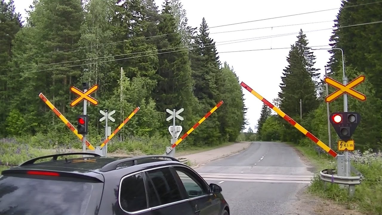 Spoorwegovergang Iisalmi (FIN) // Railroad crossing // Tasoristeys