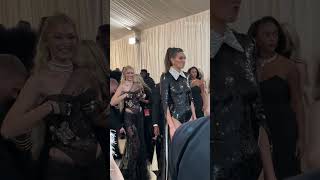 #GigiHadid and #KendallJenner shared a sweet backstage and on-carpet moment at the 2023 #MetGala ❤️ Resimi