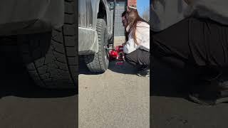 Tire Change Made Easy 🔧 Changer ses pneus, c'est du gâteau @olidesignhouse