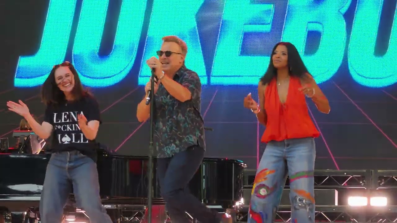 Mira "Sledgehammer" Peter Gabriel Cover - Norbert Butz, Renee Goldsberry, Lena Hall - Bway Fest - 8/15/26 en YouTube Mira "Sledgehammer" Peter Gabriel Cover - Norbert Butz, Renee Goldsberry, Lena Hall - Bway Fest - 8/15/26 en YouTube
