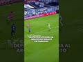 Depietri apuntó al arco, disparó, pero la pelota rebotó... ¡EN EL ÁRBITRO!