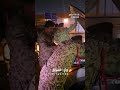 عناصر من الفرقة السابعة يساعدون مواطنة تعطلت سيارتها في وقت متأخر من الليل 