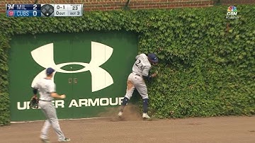 MIL@CHC: Broxton makes catch at wall, injures wrist