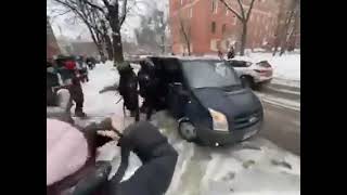 Задержание Юлии Навальной 31.01.21г. на протесте в Москве. Полиция сажает её в микроавтобус и увозит
