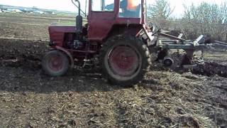 вспашка огорода на тракторе т-25(владимирец )