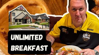 картинка: Я пробую ЙОРКШИРСКИЙ ПУДИНГ на ЗАВТРАК в TOBY CARVERY