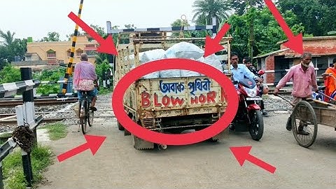Back to Back EMU Local Train Crossing at Busy Railgate l Speedy EMU Train Meeting at Level Crossing