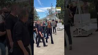 Η Δέσποινα Βανδη και ο Βασίλης Μπισμπίκης στη κηδεία της Γωγώς Μαστροκώστα| FLASH