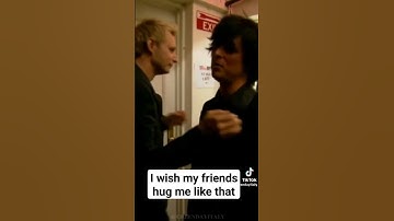 we can all use friends that hug like that🤗 #greenday  #punkrockband #billiejoearmstrong #mikedirnt