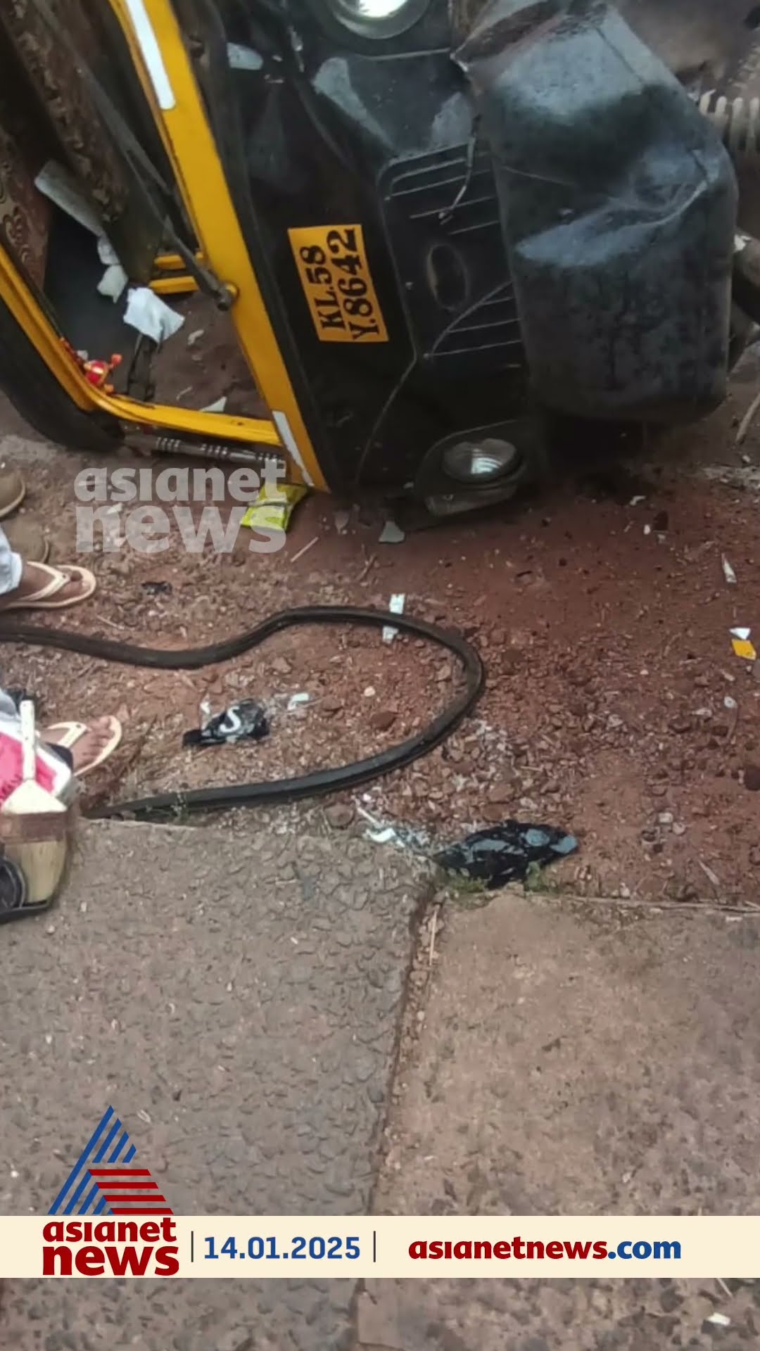 കണ്ണൂർ പാനൂരിൽ ആംബുലൻസ് ഇടിച്ച് ഓട്ടോറിക്ഷ മറിഞ്ഞു. നാല് പേർക്ക് പരിക്ക്