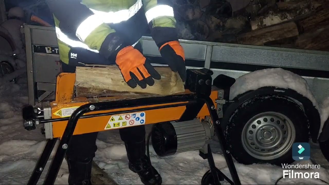 Testissä norrköping 7tn halkomakone. 