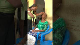 Japplique Des Gouttes Pour Les Yeux À La Sœur De Ma Mère