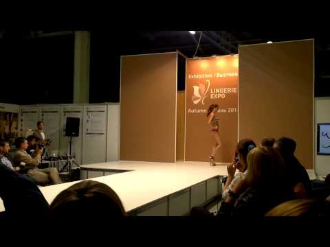 Desfile de Ysabel Mora en MoscÃº. II Parte