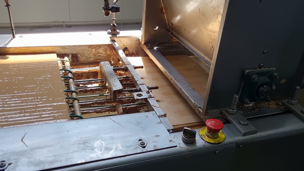 Wafer sheet spreading and block building machine / Мазачка и стикиращо устройство за вафлени кори