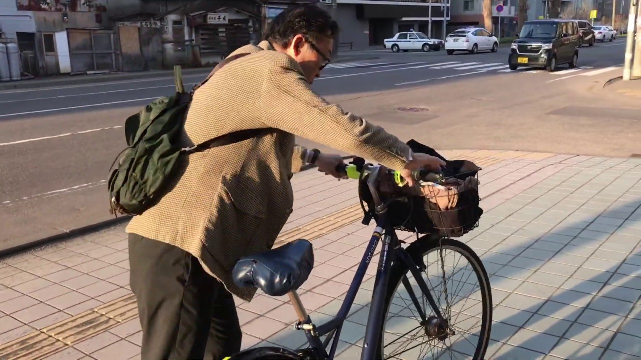 自転車に乗っていて背後からカラスに襲われるので Youtube