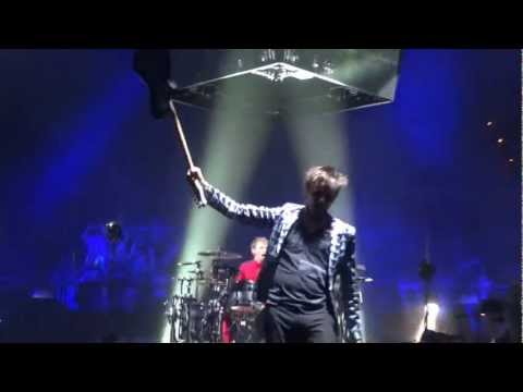Muse - Matt throws guitar into crowd